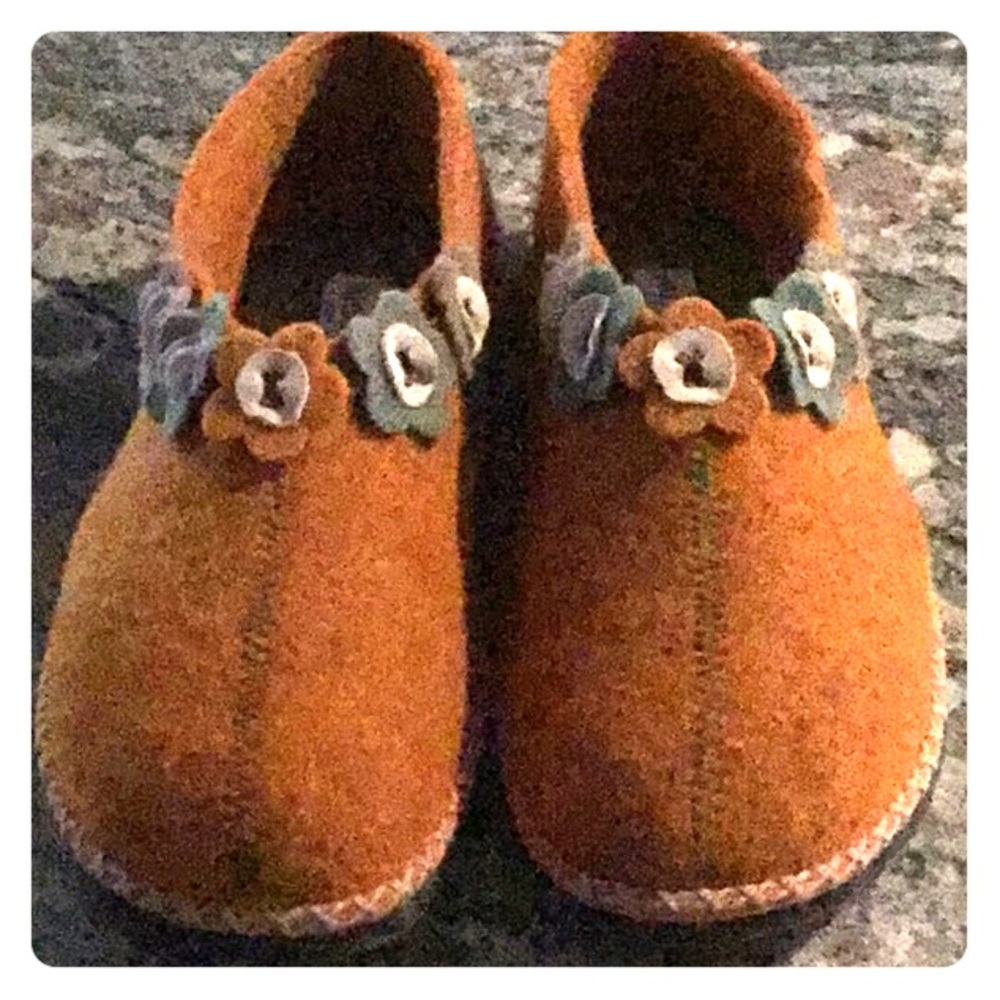 SUNDANCE WOOL SLIPPERS 36 NWOT